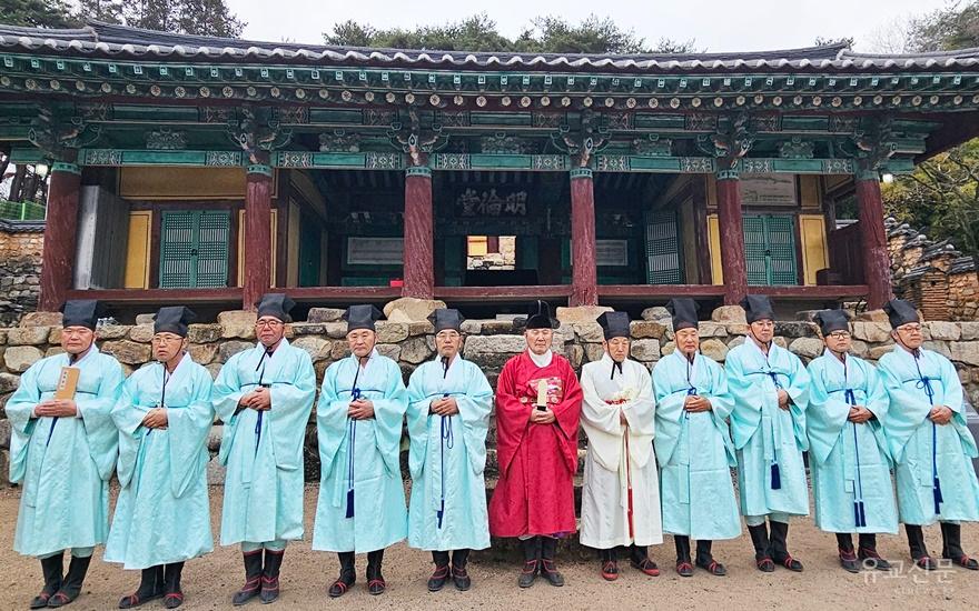 명륜당 강학마당에서 사진촬영을 하고 있다(수정).jpg