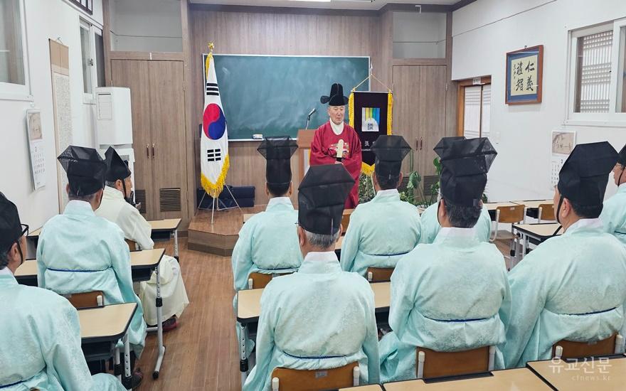 정종영 전교가 인사를 하고 있다.(수정).jpg