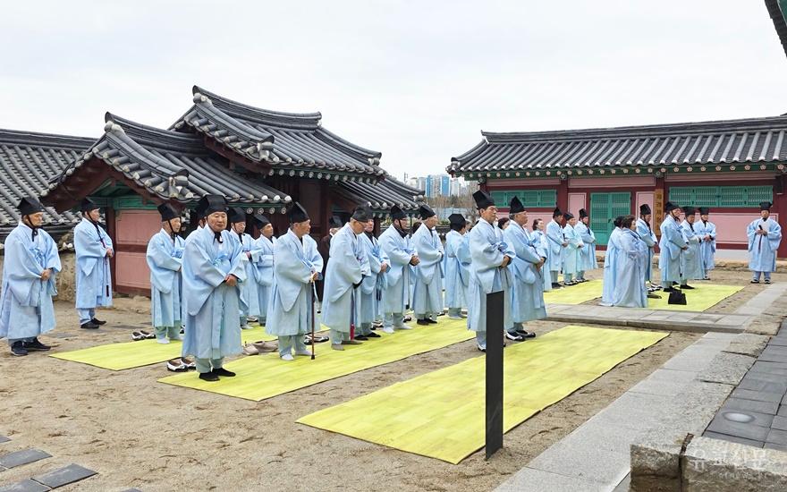 참례한 유림들이 서립해있다.jpg