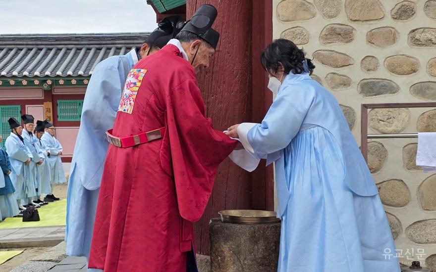 헌관이 관수세수하고 있다.jpg