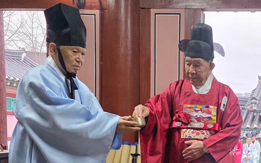 헌관 김영춘 원로 장의가 삼상향을 하고 있다.jpg