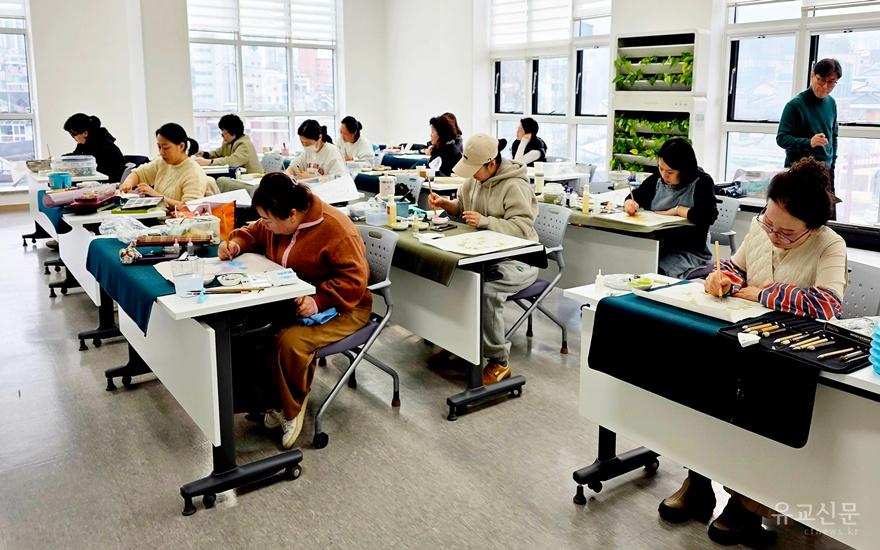 수강생들이 모란 꽃 그리기에 집중하.jpg