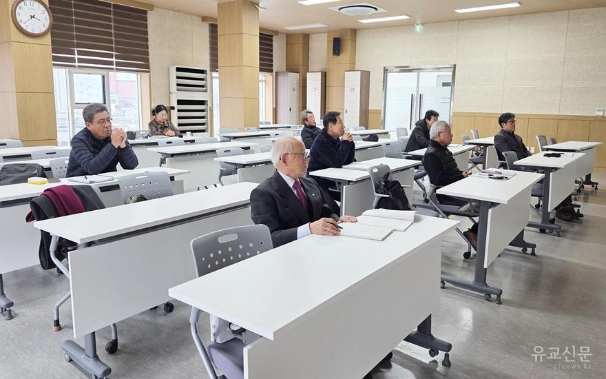 수강생들이 강의에 집중 하고있다.jpg
