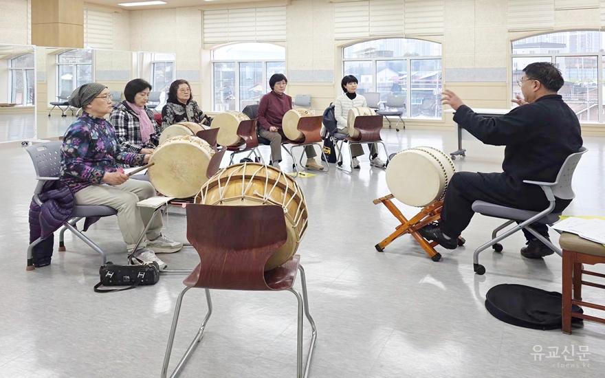 수강생들이 판소리 장단을 배우고있다.jpg