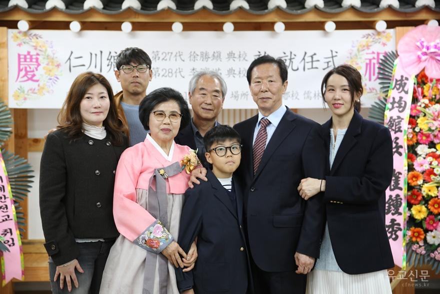 LT2A6295_가족사진2(편집수정).JPG