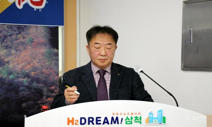 02-안우현 사무국장 사회를 보고 있다..JPG