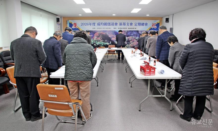04-문묘 사배(四拜)를 하고 있다..JPG