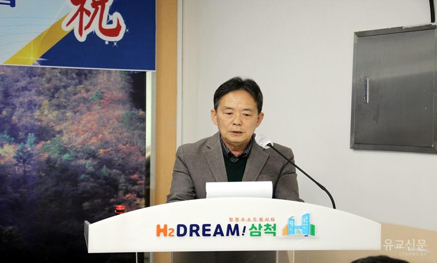 06-권복섭 감사가 감사보고를 하고 있다..JPG