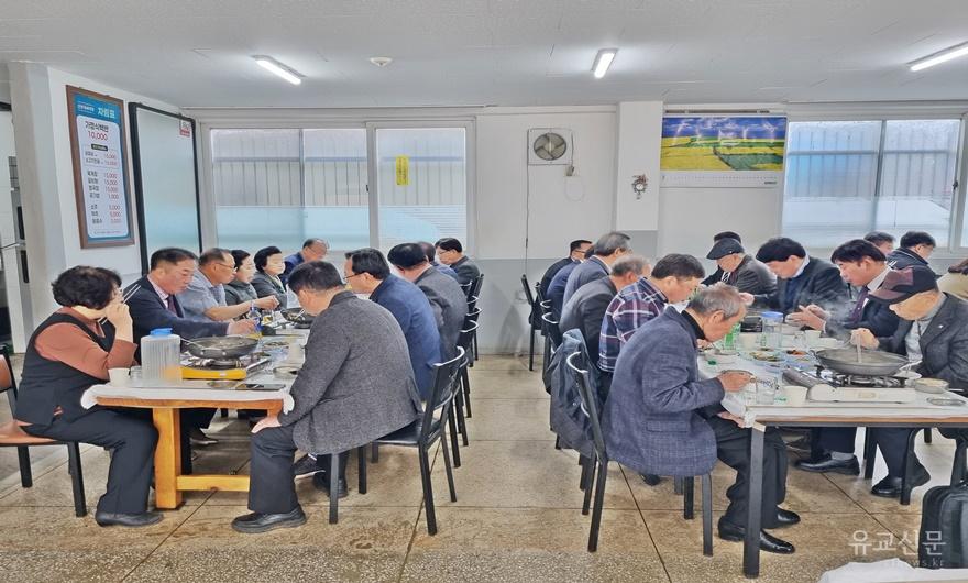 10-회원이 오찬을 함께하고 있다..jpg
