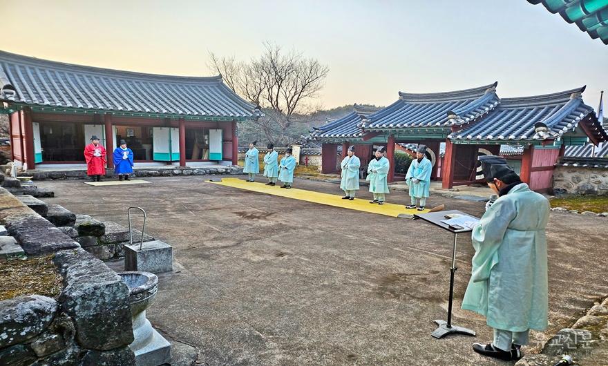 02-헌관 및 참례자가 서립 해 있다..jpg