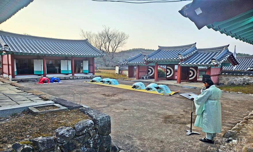 03-헌관 및 참례자가 사배(四拜)를 하고 있다..jpg