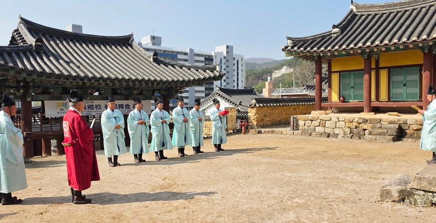 분향 봉행을 위해 명륜당 강학마당에 입정해 있다.(수정).jpg
