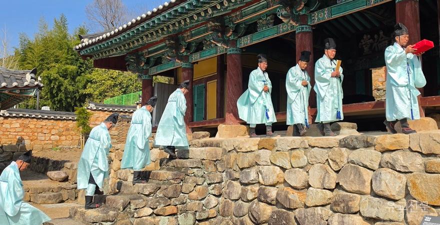 분향 봉행을 위해 유림들이 대성전으로 향하고 있다.(수정).jpg