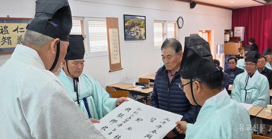 제집사자들에게 망기를 전수하고 있다.(수정).jpg