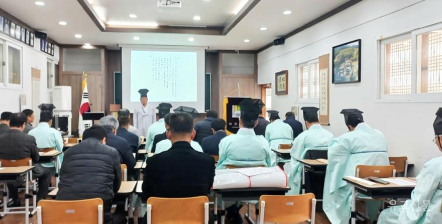 김두호 국장이 석전 강의를 하고 있다.(수정).jpg