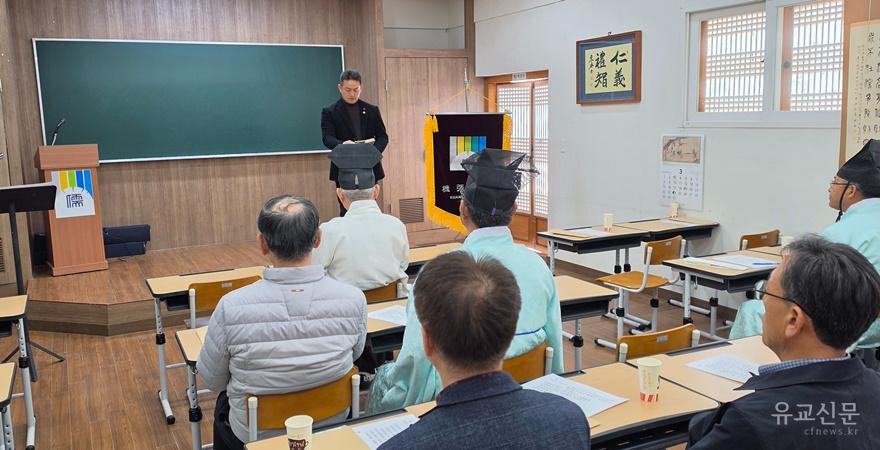 성인수 청년회장이 홀기 강의를 하고 있다.(수정).jpg