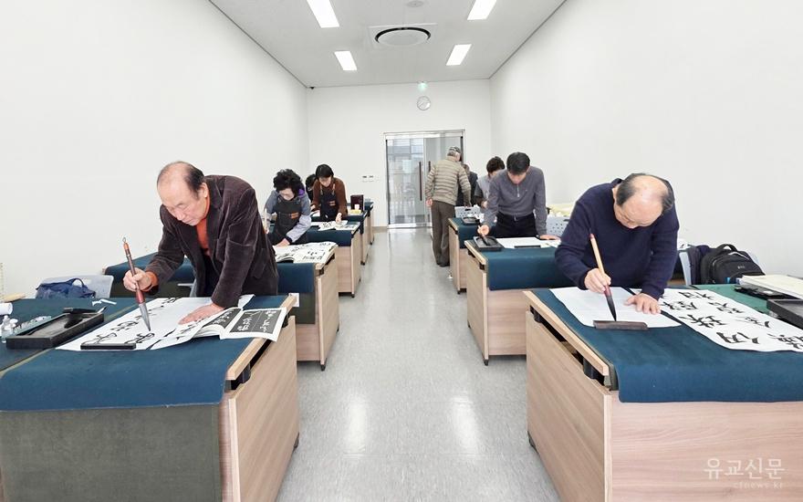 수강생들이 서예연습에 집중.jpg