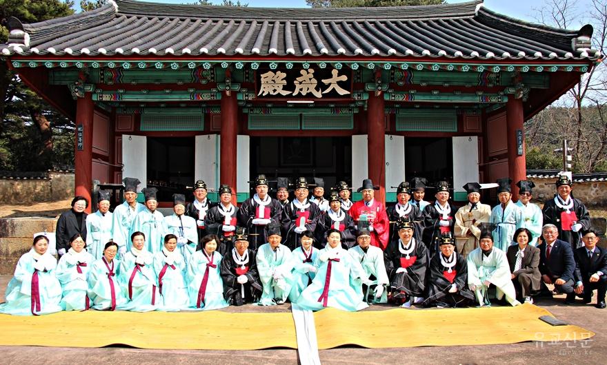 00-석전봉행을 마치고 단체 기념촬영을 하고 있다..JPG