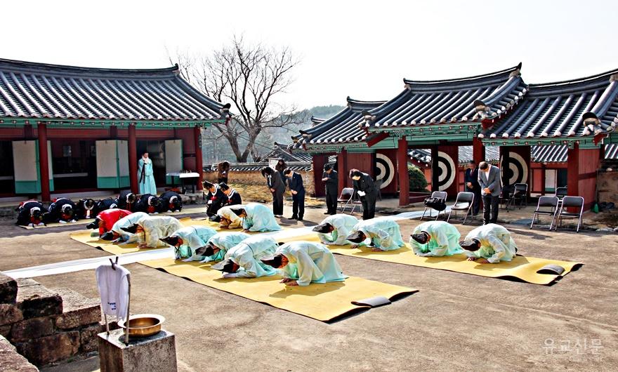 03-헌관 및 참례자가 사배를 하고 있다..JPG