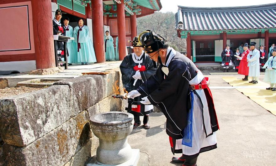 11-망료례를 하고 있다..JPG