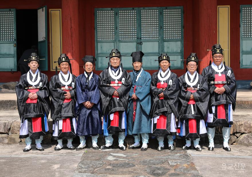 헌관과 염규선 유도회장,양재석 도유사 기념사진 촬영을 하고 있다..jpg