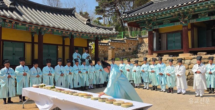 석전 전일 제물울 점검하는 감생례를 하고 있다.(수정).jpg