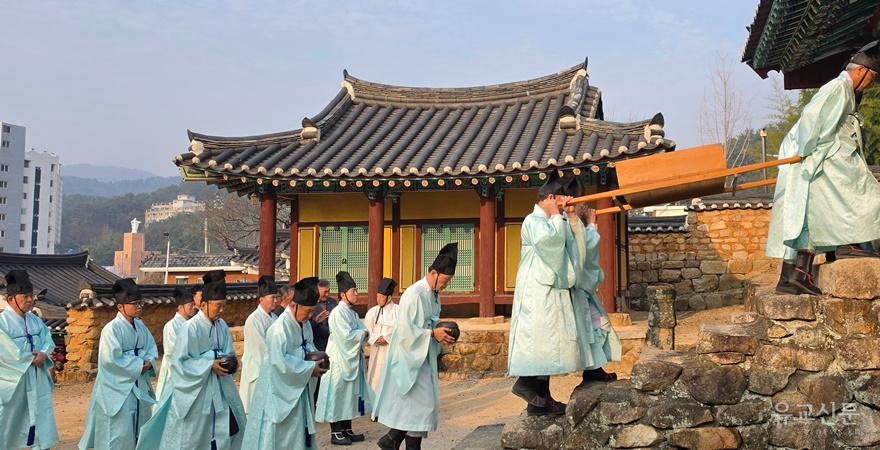 석전 당일 제물을 실은 가마가 진성례를 위해 대성전을 향하고 있다.(수정).jpg