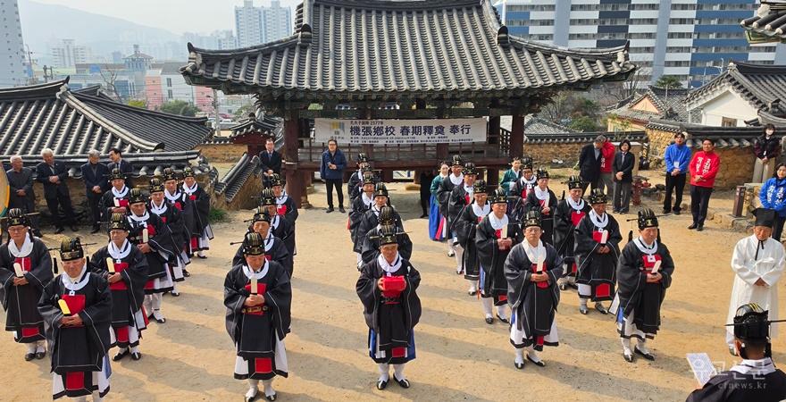 명륜당 강학마당에 제관들이 입정해 있다.(수정).jpg