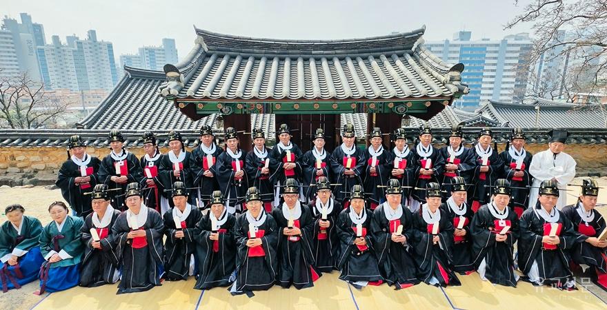 석전 봉행 후 신삼문을 뒤로해 사진촬영을 하고 있다.(수정).jpg