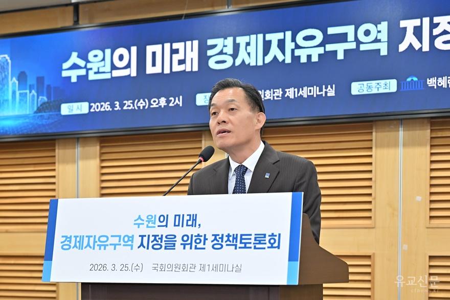 사본 -사진2)이재준 수원시장이 개회사를 하고 있다. small.jpg