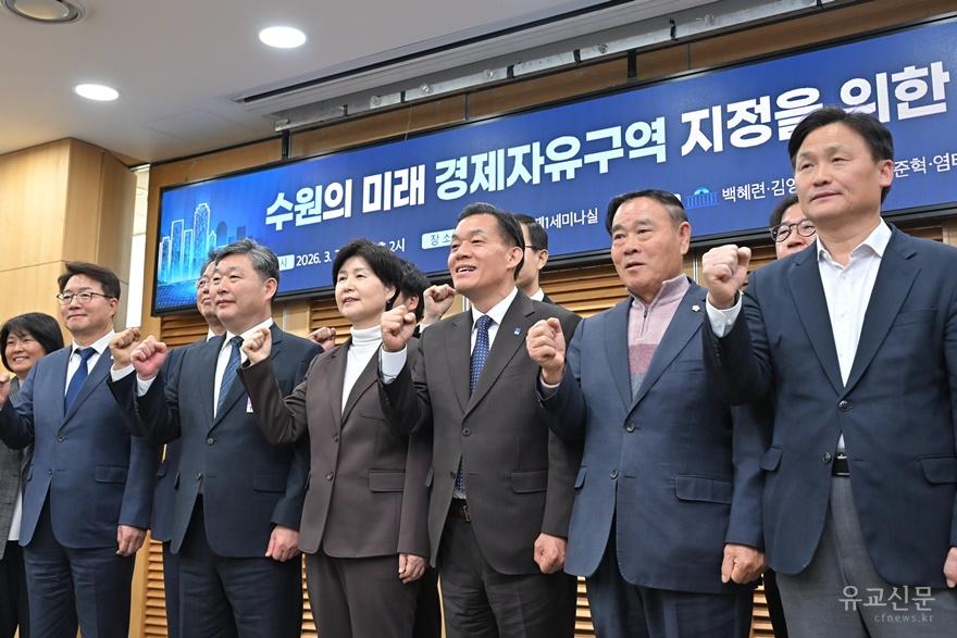 사본 -사진3)토론회 참석자들이 함께하고 있다. small.jpg