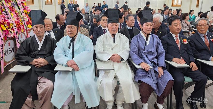 정종영 기장향교 전교를 비롯한 유림지도자들이 좌정해 있다.(수정).jpg