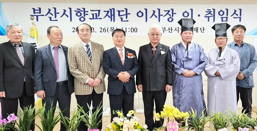 김영만 이사장, 김관복 전교, 허창석 충렬관장, 김두호 국장, 김수만 이사 등 가락 종친들이 기념촬영을 하고 있다.(수정).jpg