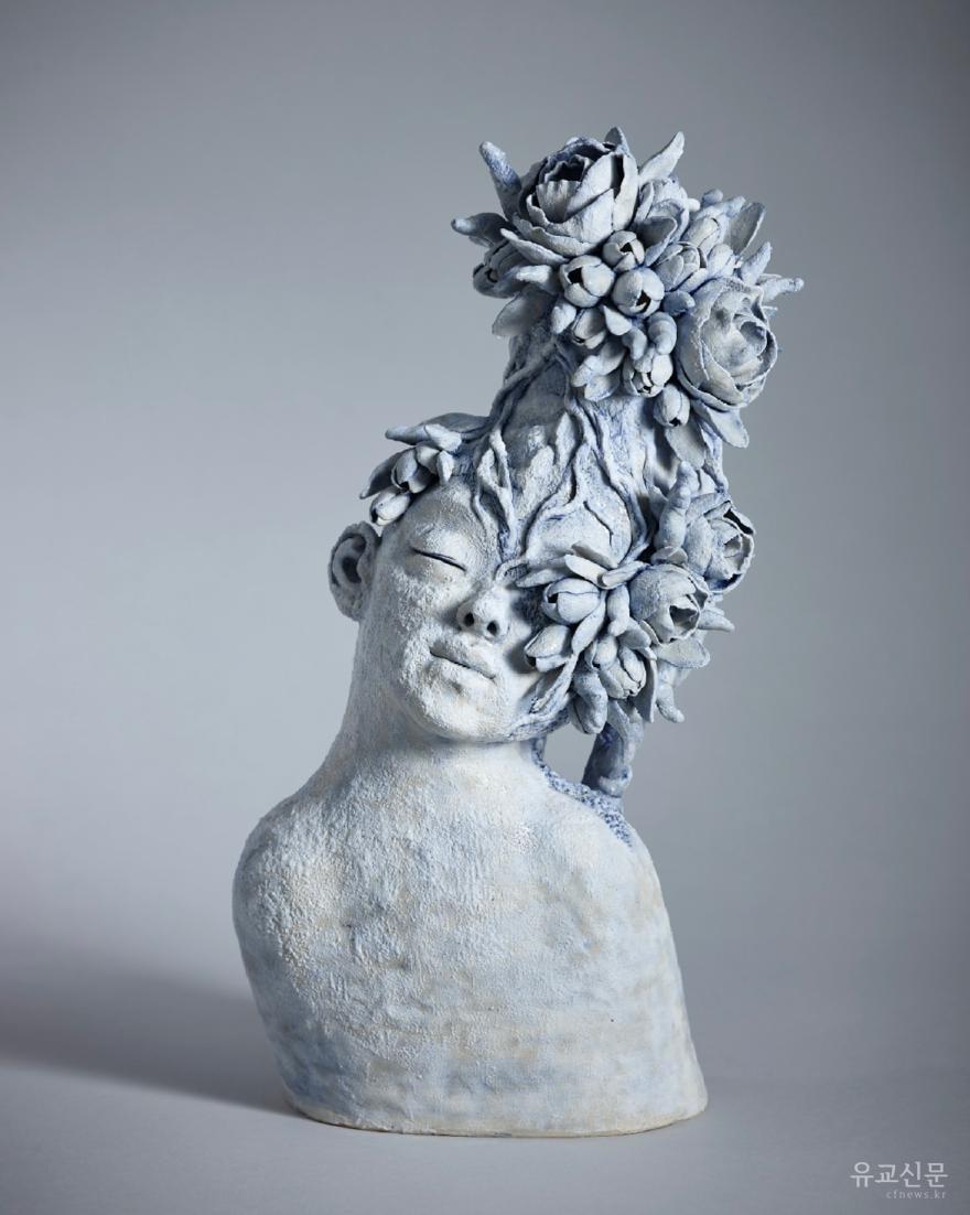김지숙_너도 꽃이란다,2022, 백자토. 1250도. 산화소성, 20•17•40(cm).jpeg