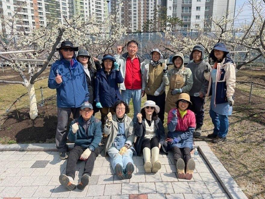 사본 -6-2. 수원시 농업기술센터, ‘과수공원 가디언즈’ 도시농업 시민봉사단 운영 small.jpg