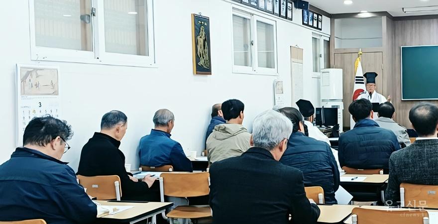 김두호 국장이 사회를 보고 있다.(수정).jpg