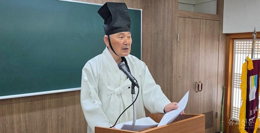 정종영 전교가 인사와 함께 회의를 주관하고 있다.(수정).jpg