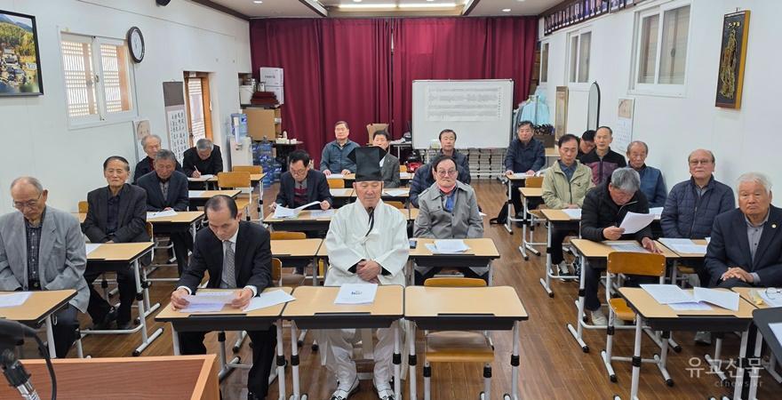 향사문중 지도자들이 발표를 경청하고 있다.(수정).jpg