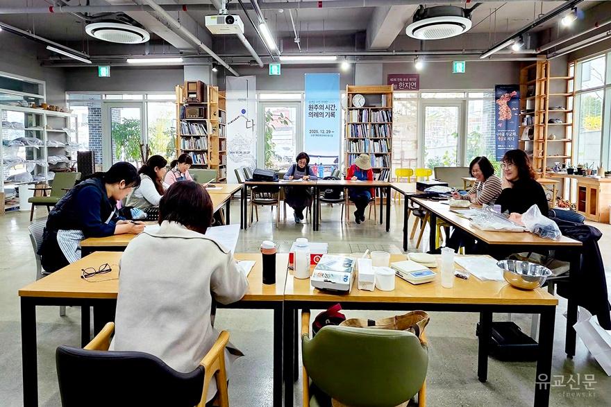 정선영 천연염색 전임강사( 맨앞)가.jpg