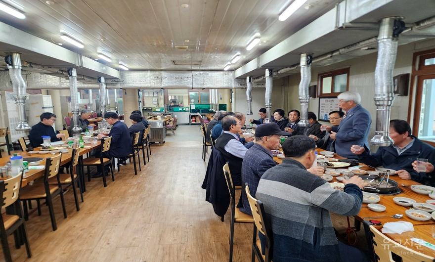 05-노곡지회 회원이 오찬을 함께하고 있다..png