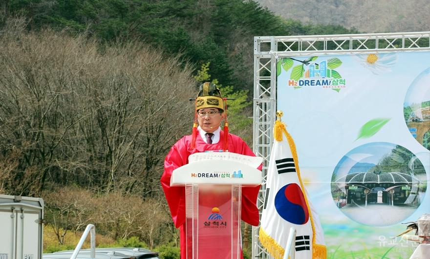 02-신기지회 이원우 지회장이 집례를 보고 있다..JPG