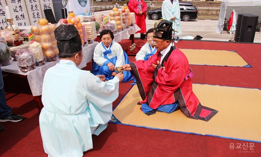 07-초헌관이 헌작을 하고 있다..JPG