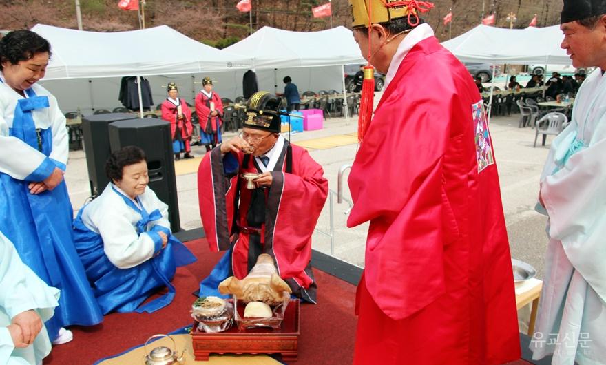11-초헌관이 음복례를 하고 있다..JPG