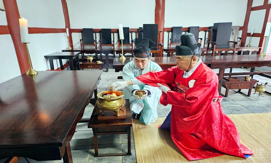 01-헌관 양양향교 최돈균 전교가 삼상향을 하고 있다..jpg