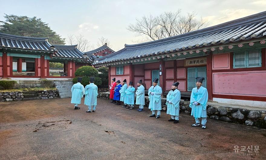 02-삼문 앞에 헌관 및 참례자가 서립 해 있다..jpg