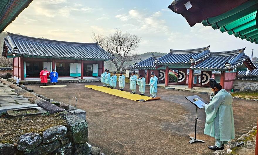03-대성전 앞에 헌관 및 참례자가 서립 해 있다..jpg
