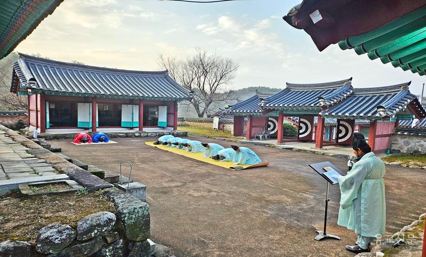 04-헌관 및 참례자가 사배(四拜)를 하고 있다..jpg