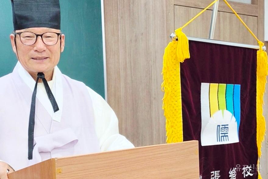 김두호 편집주간이 사회를 보고 있다.(수정).jpg