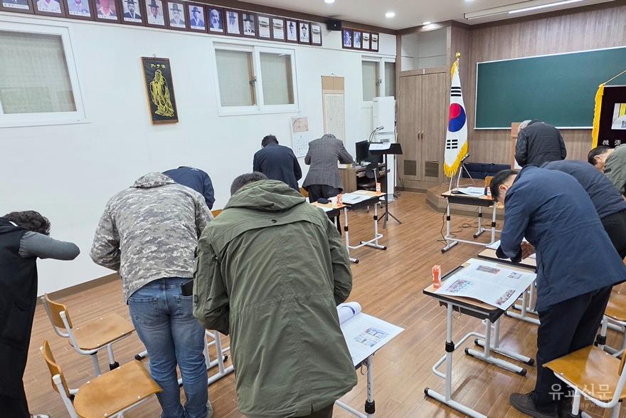 문묘향배를 하고 있다.(수정).jpg