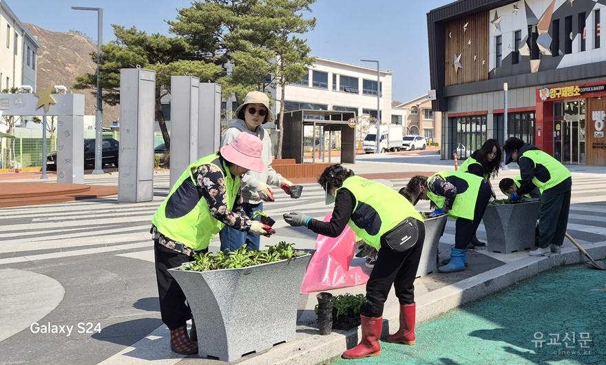 260415 국토정중앙면 꽃심기 사진 01.jpg